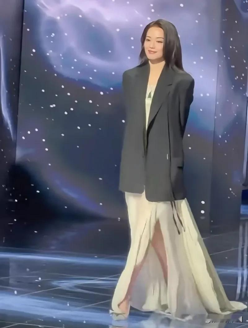 参加微博之夜活动的舒淇状态真好一点也不像50多岁的人，这个脸真的太自然了，整个人