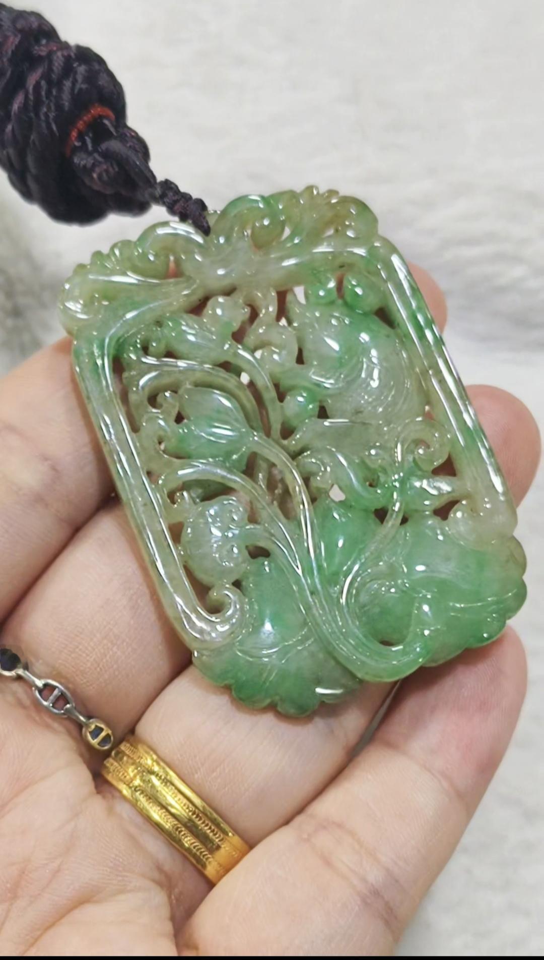 清代 老翡翠透雕“年年有余”牌
规格：5.3*3.7**0.6cm