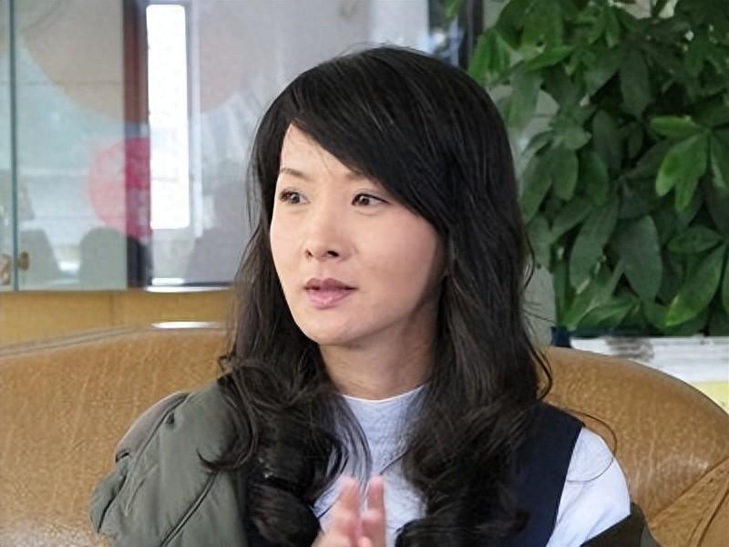 吃里扒外！定居美国13年，回国捞金惨遭“驱逐”，53岁的她活成了笑话。在美国享受