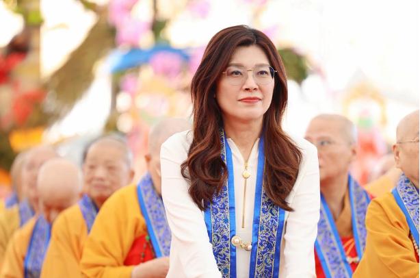 中国国民党主席郑丽文发表声明，
 
4月27日，郑丽文接受了兰萱的专访，主持人直