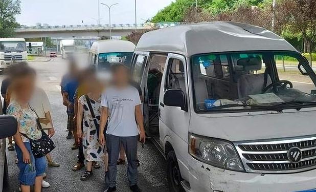 谁能想到，曾经身价不菲的“贵族水果”蓝莓，如今跌成平民价的同时，竟牵动着一群采摘