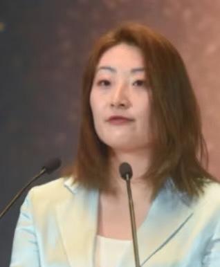 宗馥莉重新启用娃哈哈！

娃小宗已经胎死腹中了！ 宗馥莉  开始乖乖的卖娃哈哈了
