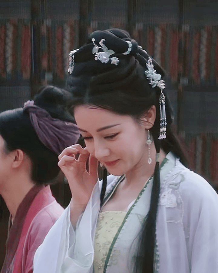 杨紫粉丝发文抵制迪丽热巴粉丝利用平台规则围剿优秀作品 