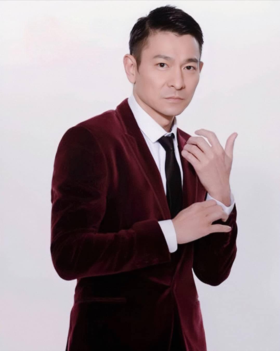 刘德华说过一段很通透的话：
“让你焦虑的朋友，趁早离开，去找让你快乐的人。和喜欢