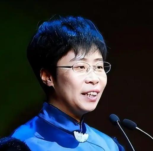 50 岁北大才女蒙曼，还是没能躲开老父亲临终前的含泪催婚。弥留之际，老人用尽身上