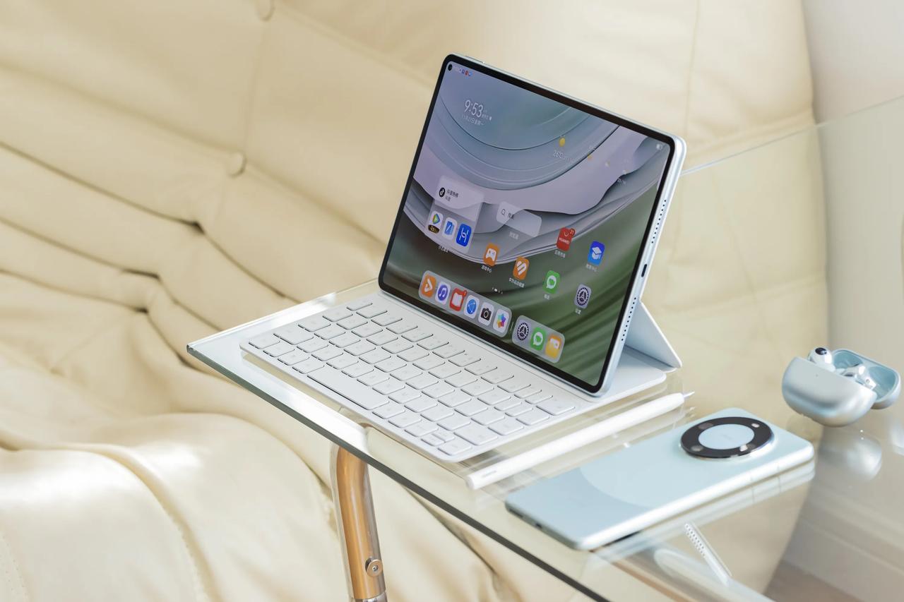 国产平板还是得看华为，华为推出全球首款支持北斗双向卫星消息的大众平板，这才是真正