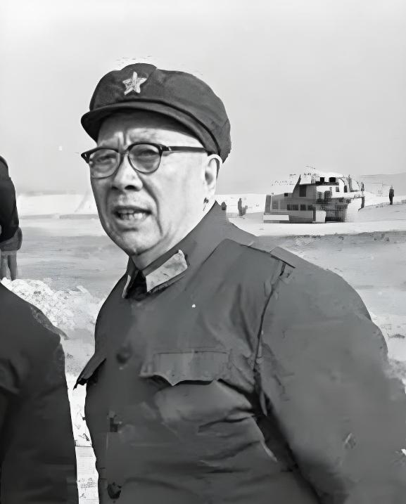 1984年，退休后的曾思玉将军到大连一水库钓鱼，钓着钓着，水库负责人走了过来，说