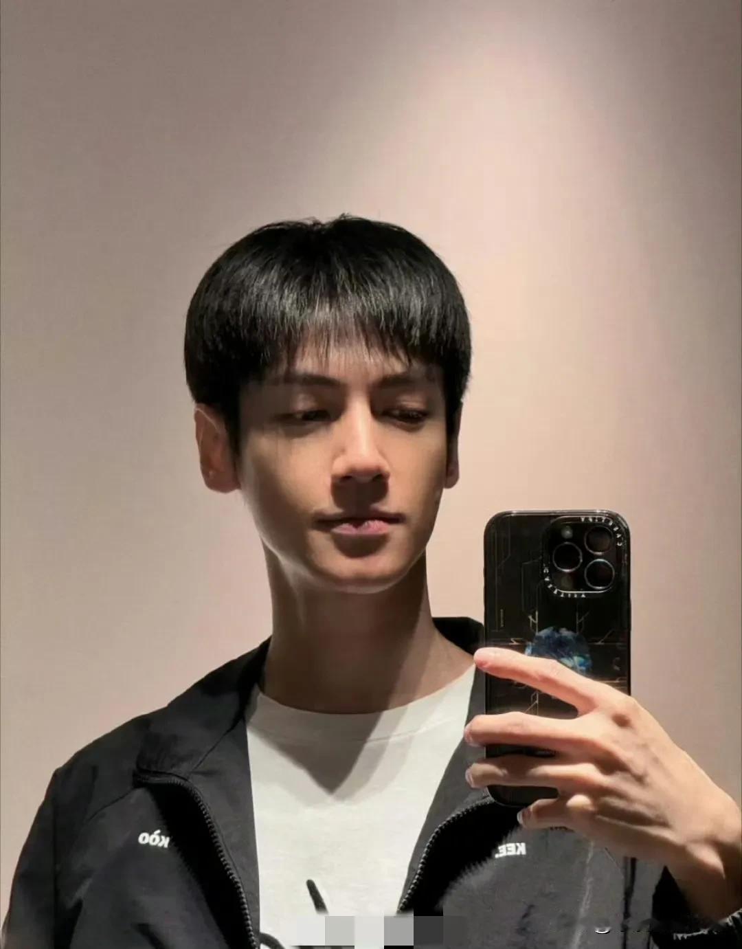罗云熙的营业照惊喜亮相！

瞧这纯素颜的模样，配上一头黑发小顺毛，自拍时的样子看