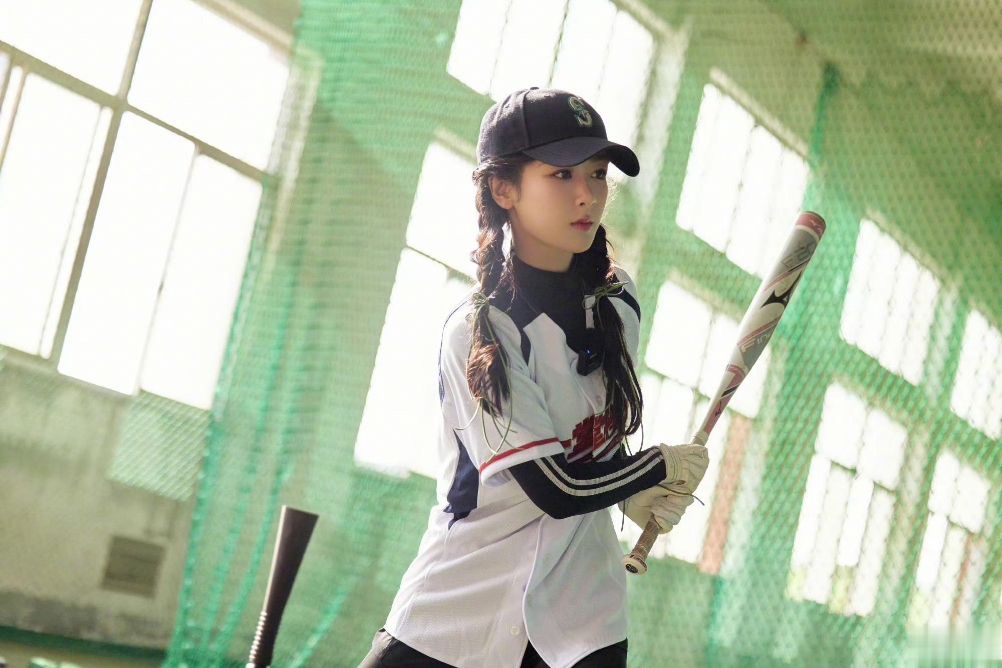 #杨紫[超话]#💜#1106陪杨紫浪漫环游# 迎着光走来的棒球少女#杨紫# ​