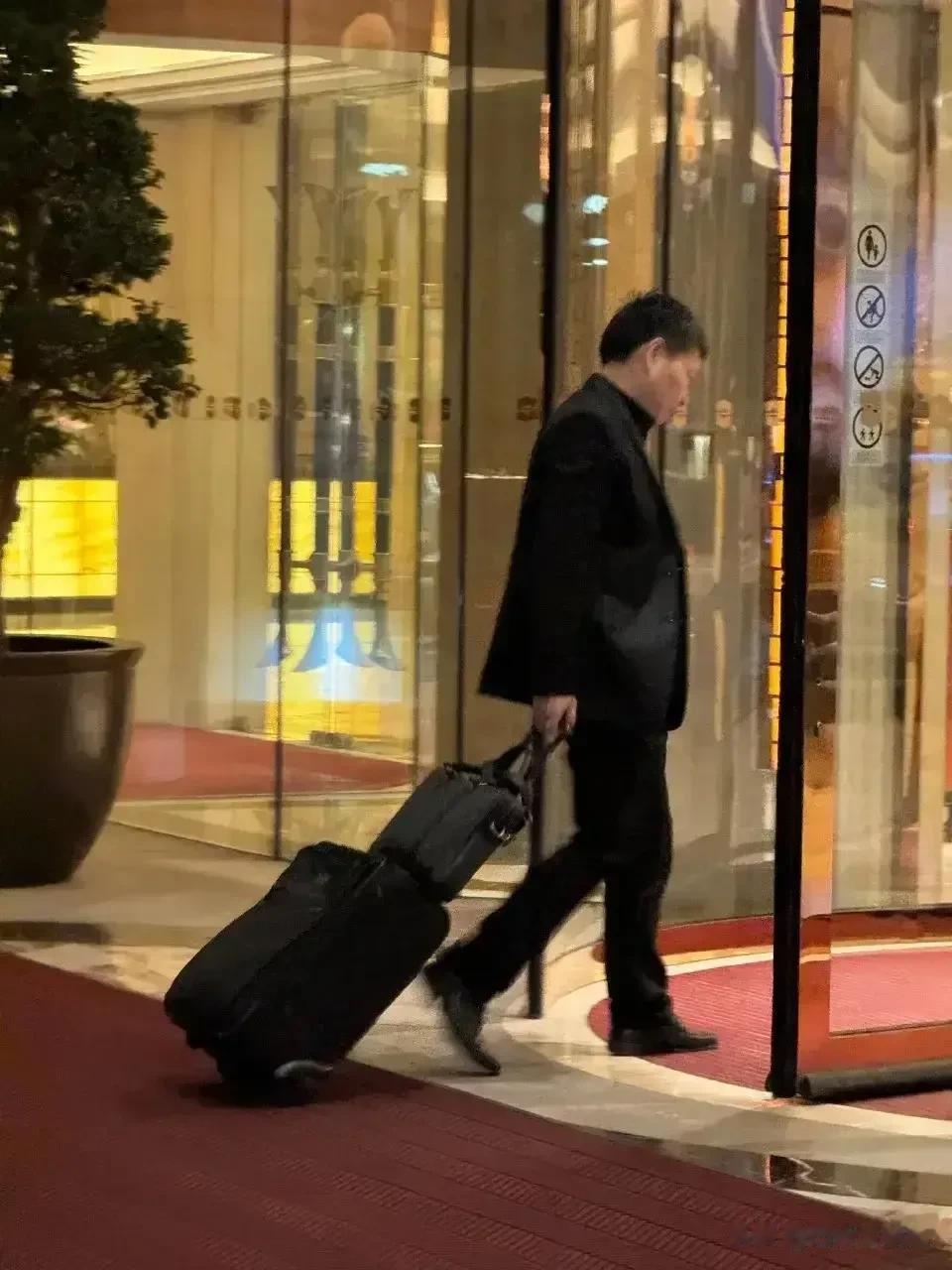 异曲同工之妙！华为常务董事余承东的表现，使人深感其得到了任正非的真传——他是一位