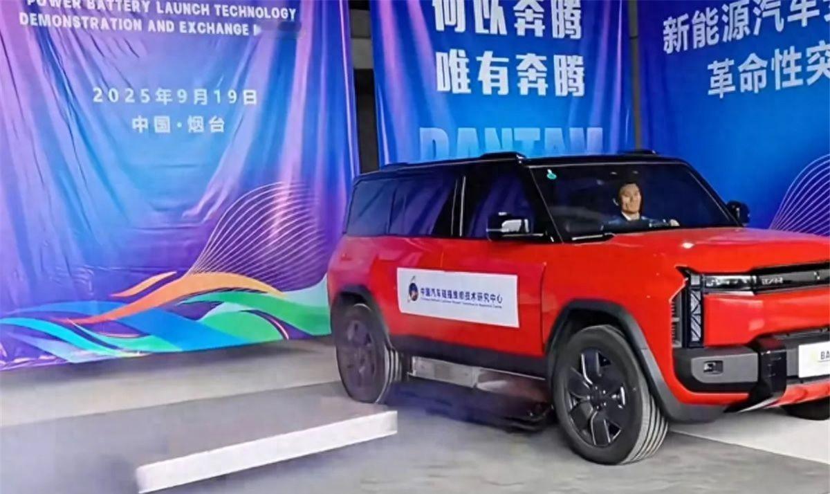 国产新航母电磁弹射画面刚公开，新能源车“电池弹射”技术也跟着上了热搜。这玩意儿就