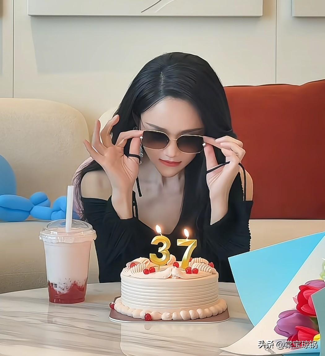 陈乔恩生日快乐！
这样的状态居然不是37岁，
这么年轻不是因为有钱养人，也不是因