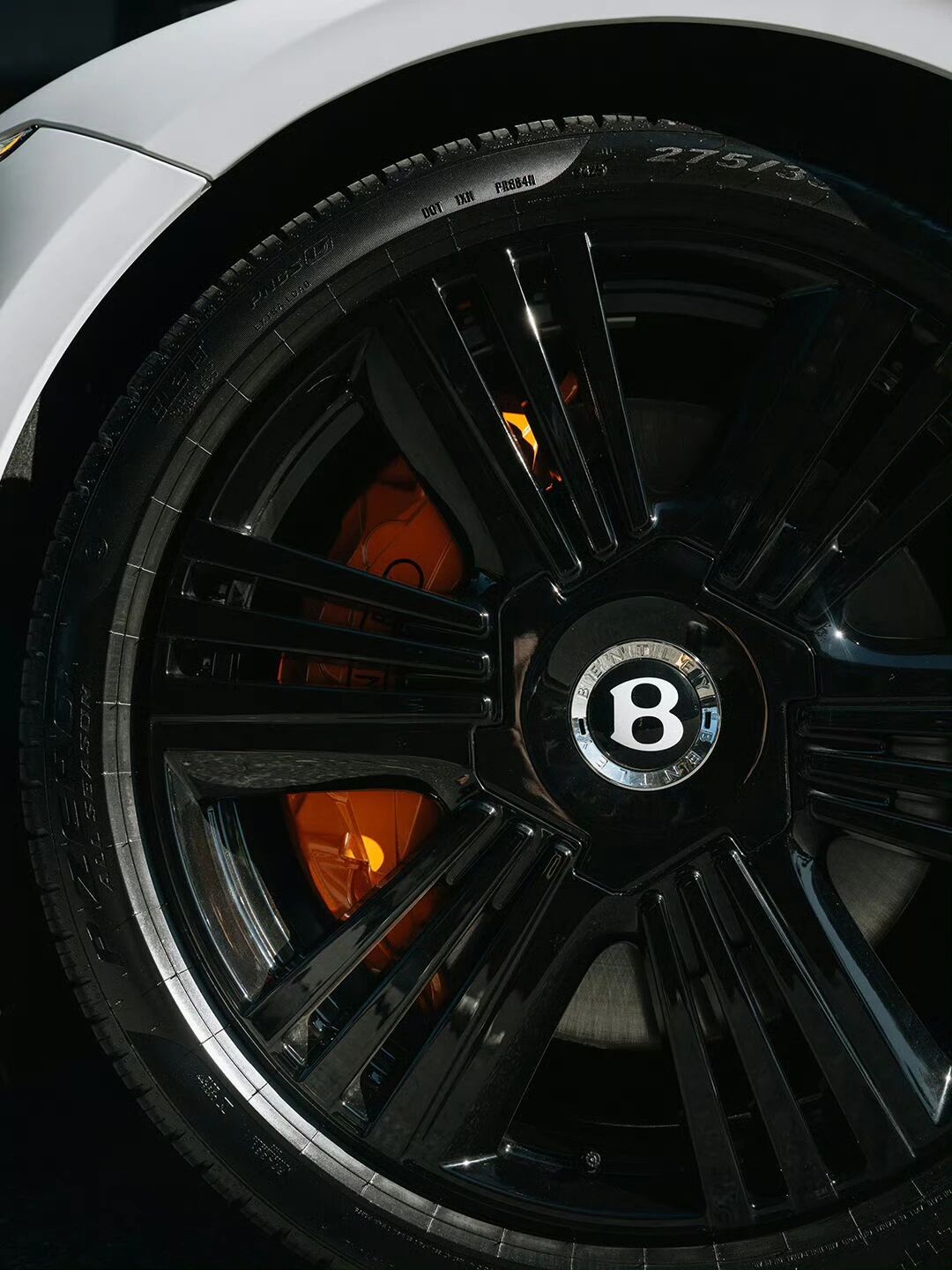 宾利欧陆GT，我就很好奇宾利上的Naim音响和国产车型上的Naim是同一个吗？音