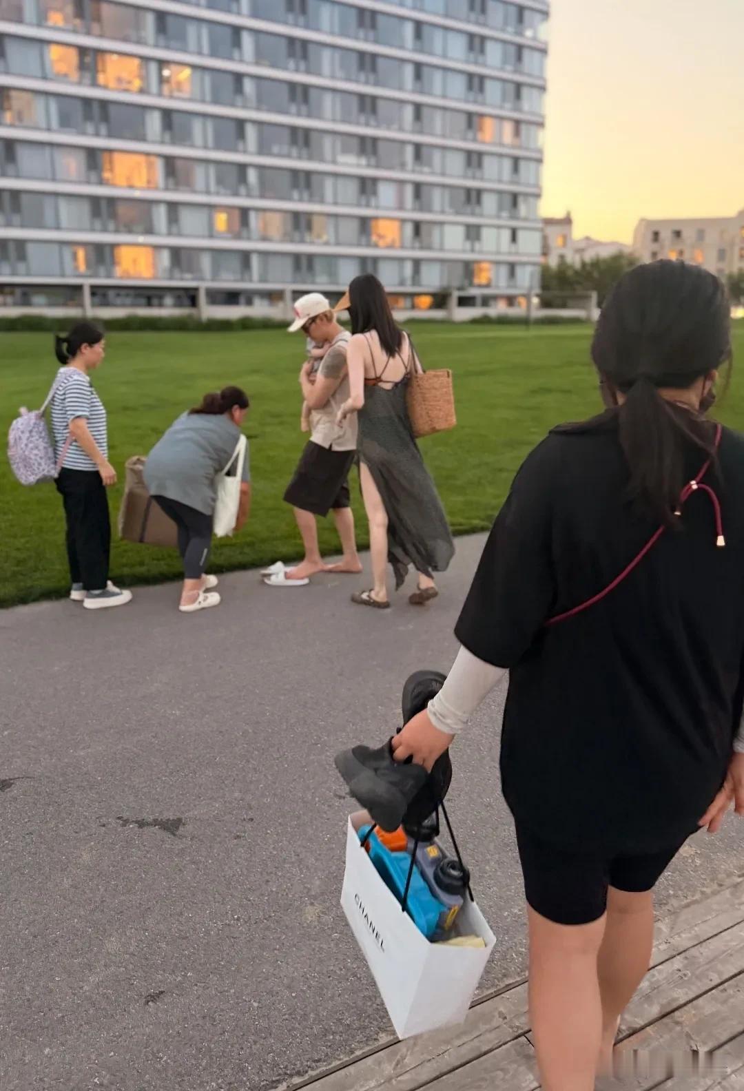 陈伟霆和何穗在阿那亚同框溜娃，何穗是真的白啊，这冷白皮真让人羡慕。
穿着吊带开叉