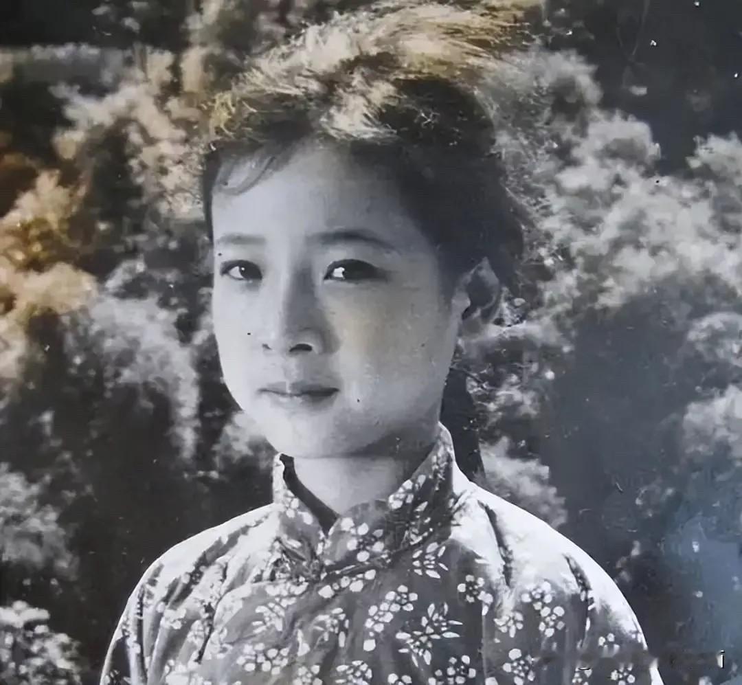 看她们是不是像一个模子长出来的？照片里的小女孩眉清目秀的，五官秀气，还特别乖巧讨