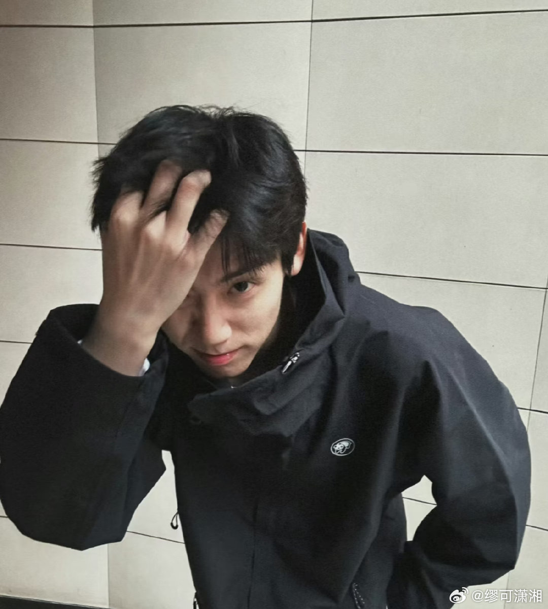 李卿居家男友既视感 救命！李卿的居家男友感直接戳中我！白衬衫配领带，靠在沙发上的