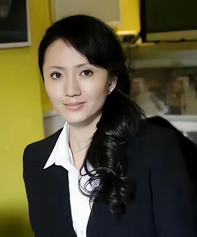 她长相出众，演技高，出生于文艺世家，毕业于上海戏曲学院表演系。她就是著名演员陆玲