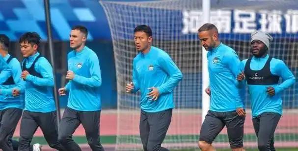 简单说，10万欧买姆布拉目前看不算亏。刚来两场就进一球，还打了两次门柱，跑位挺机