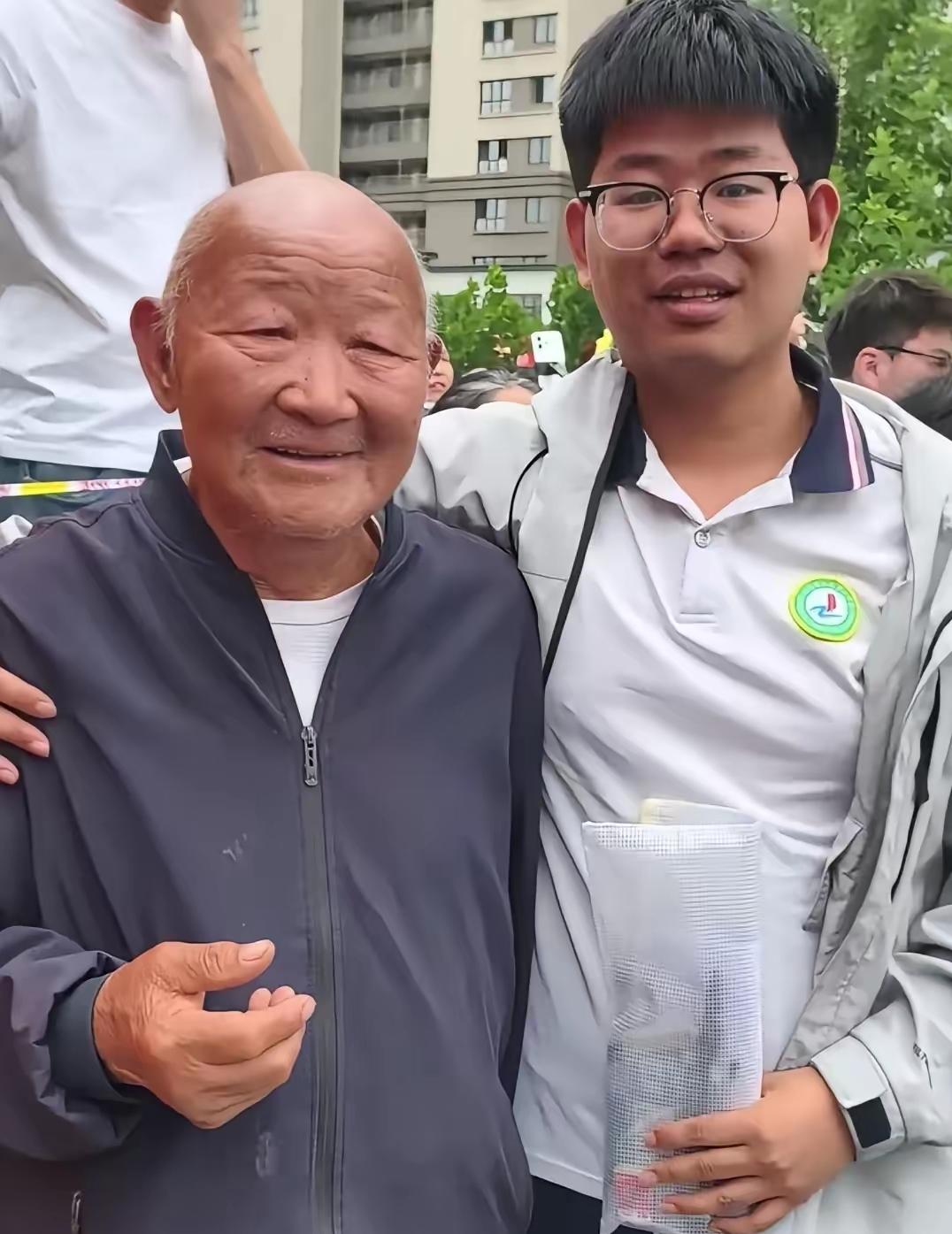 考场外，有位爷爷引起了大家的注意，别人都是爸爸妈妈来送考，这位爷爷70多岁了，在