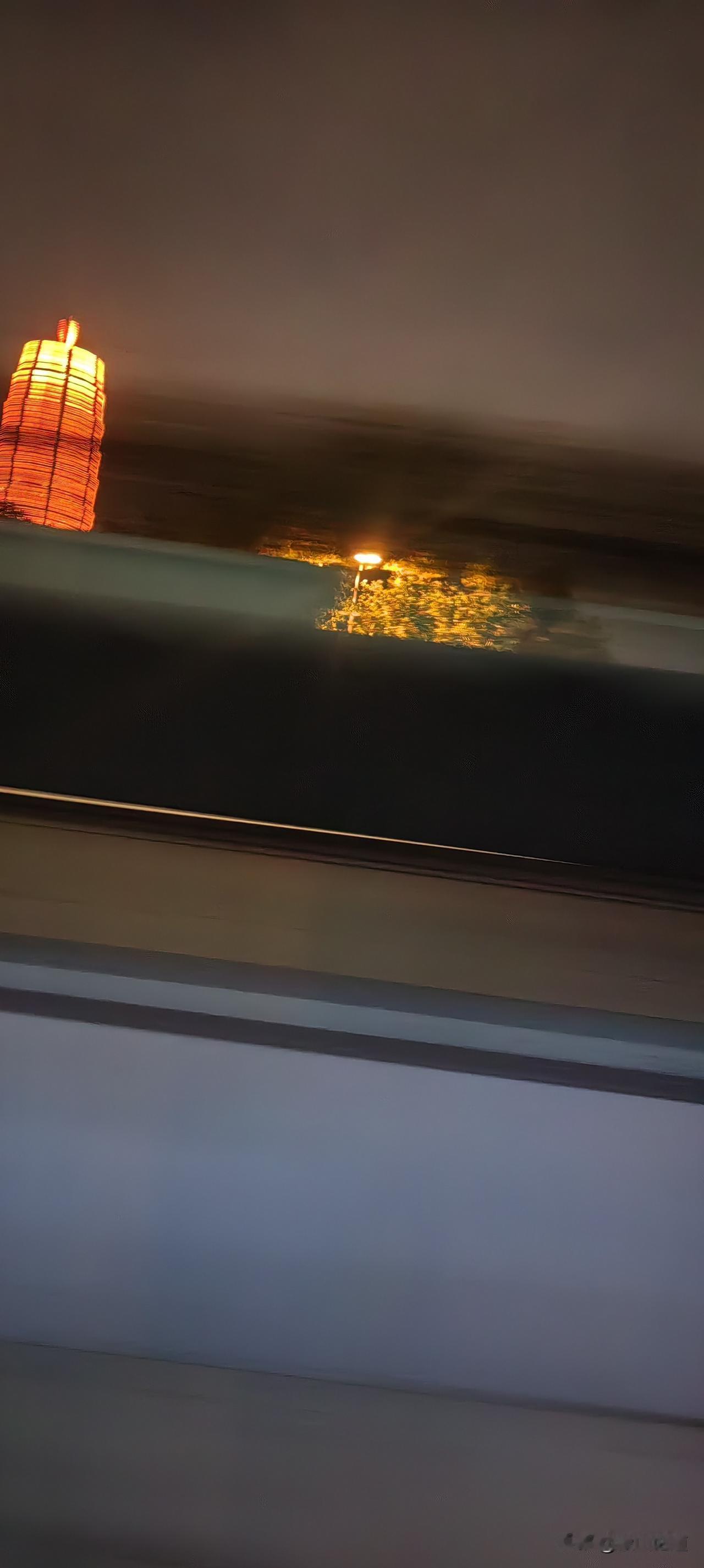 郑东新区的地标建筑大玉米在夜间灯光闪亮时，尤其是顶部的灯一闪一闪时，让人浮想联翩
