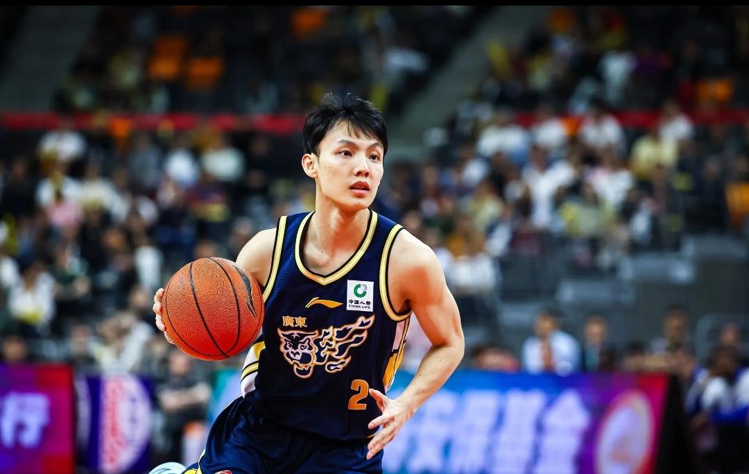 作为全明星票王、 MVP ，你敢相信吗，两广大战，徐杰居然只敢下了8分，两位数都