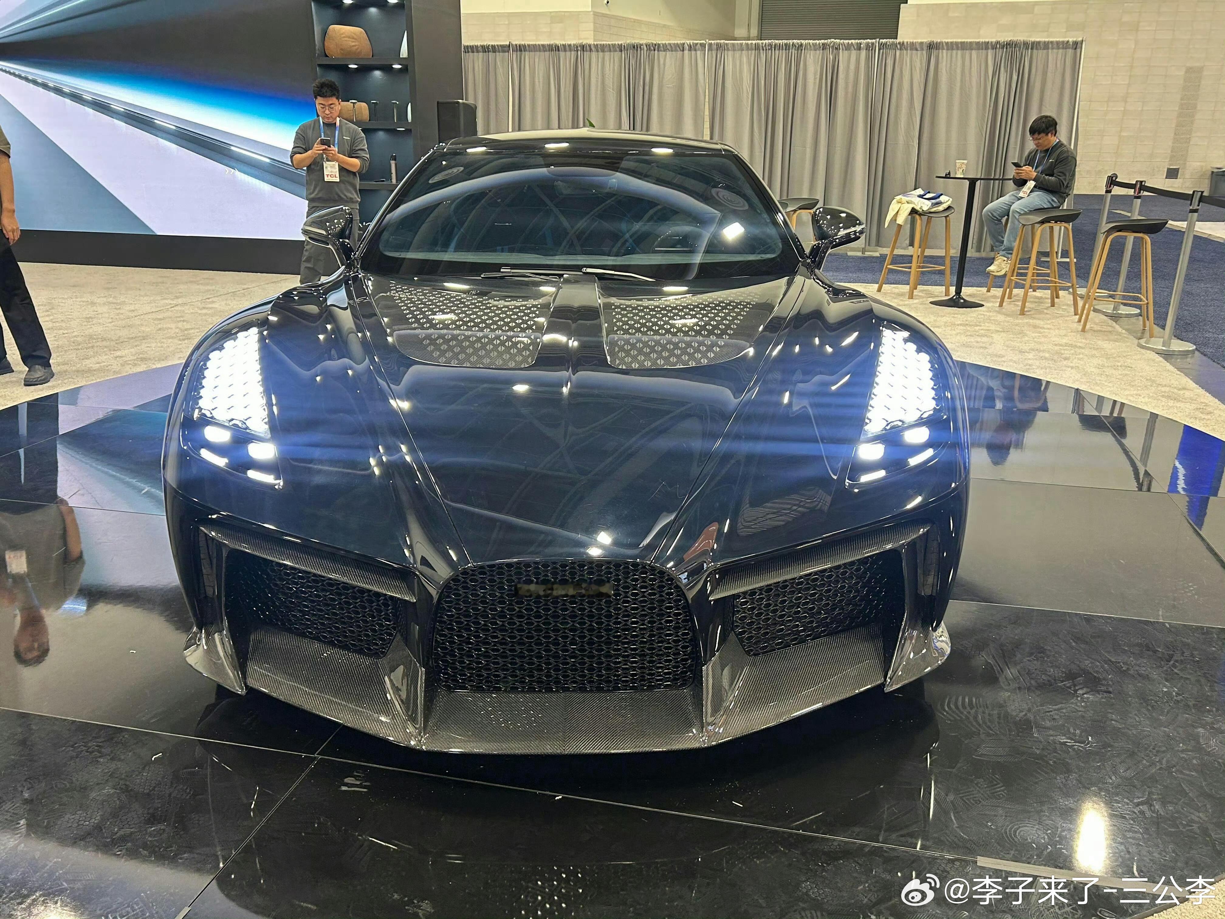 追觅的样车虽然是拿各种豪车拼凑起来的但是他车身线条真的不是特别丑那种就是不知道该