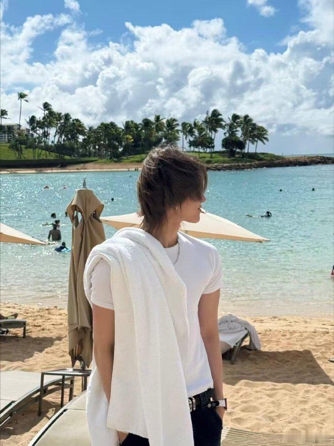 徐明浩一口吞下彩虹徐明浩一口吞下彩虹可真的是太有意思的错位图了，长得好看，把白色