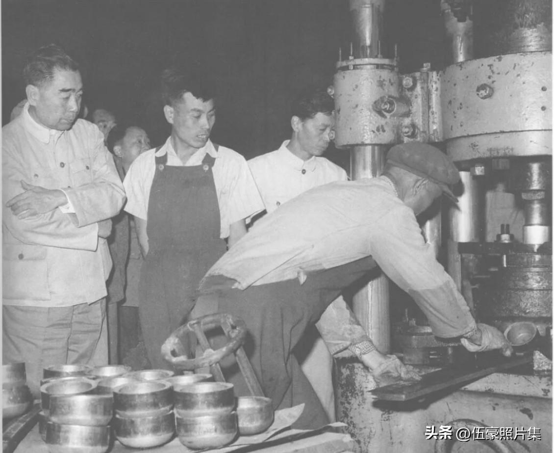 1962年6月18日，周恩来总理来到黑龙江省农业机械化研究所的农机试验场，视察并