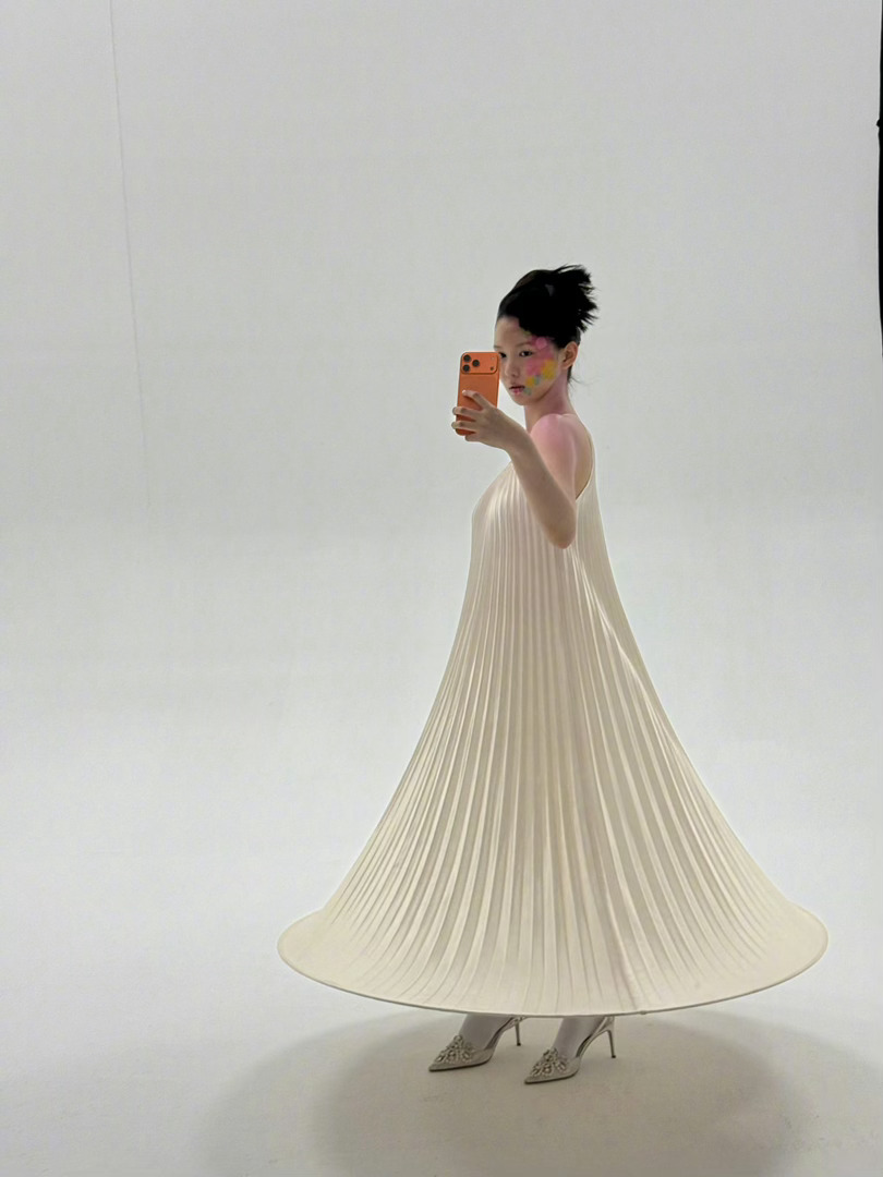 这届00后小花真的太拼了 周子玄的镜头表现力让人意外。不是新人常见的那种用力过猛