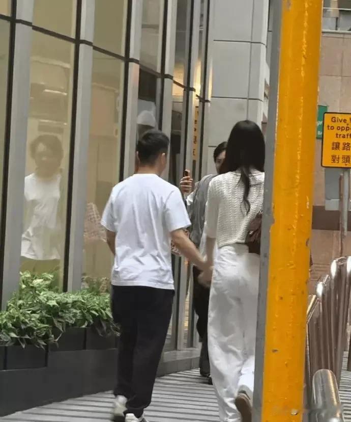 七夕这天，奚梦瑶和何猷君逛街被偶遇啦，这画面简直甜到齁！

两人全程手牵手，那恩