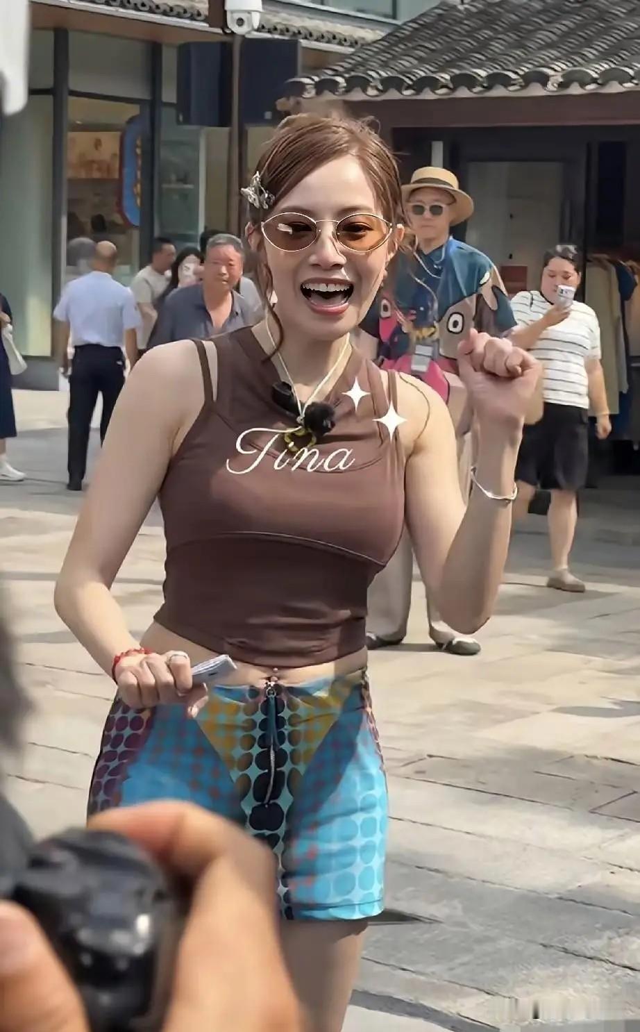 你敢相信这是48岁女人的状态吗？
徐怀钰已经48岁了，但是在宁波街头路演的时候，
