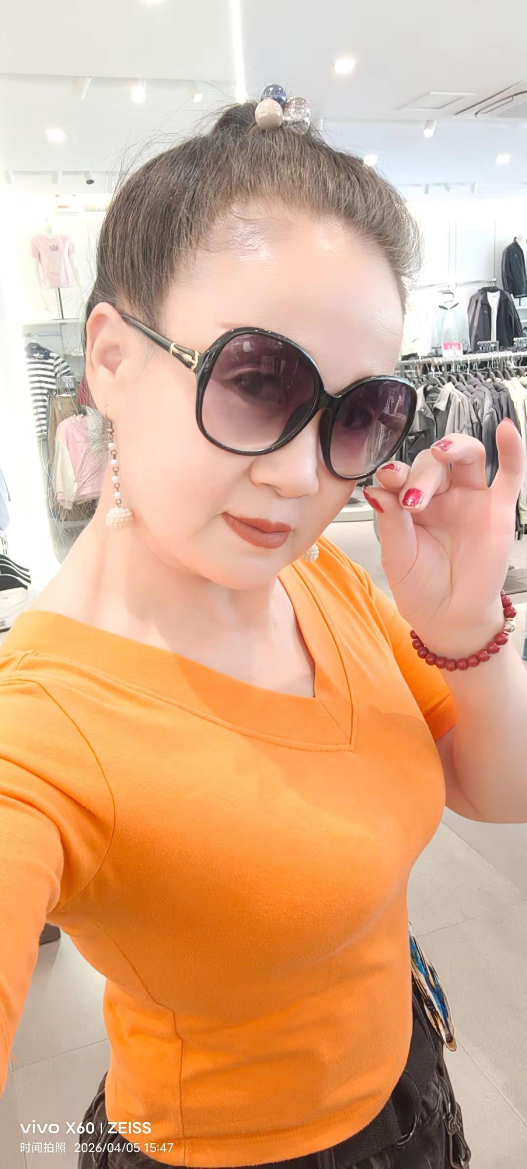 昨天到服装店一日游，琳琅满目的服装新款到货了，快来购新物。