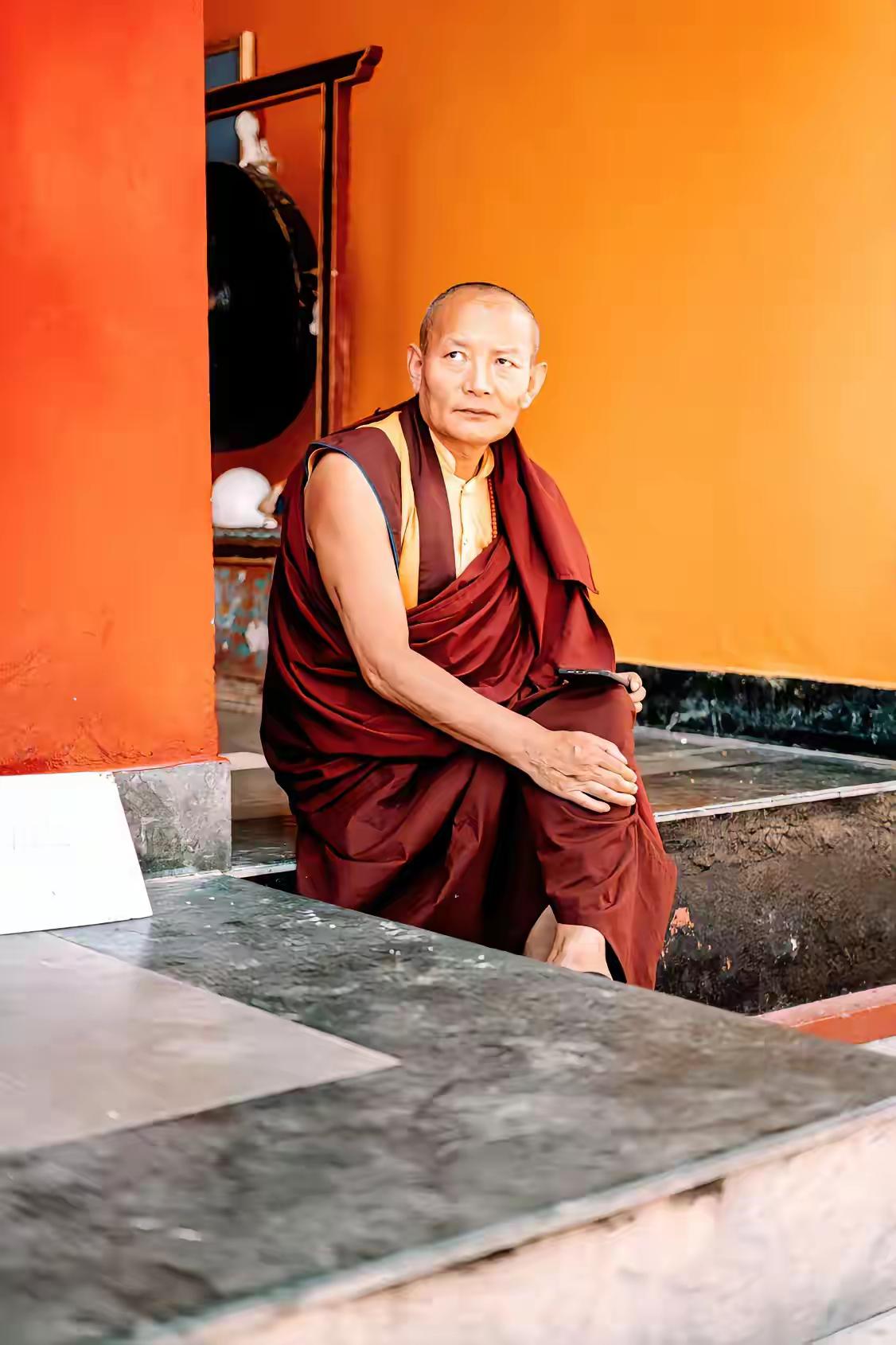《西藏生死书》：“有时，我们需要清醒一下，真诚地问自己，如果我今晚就去世，该怎么