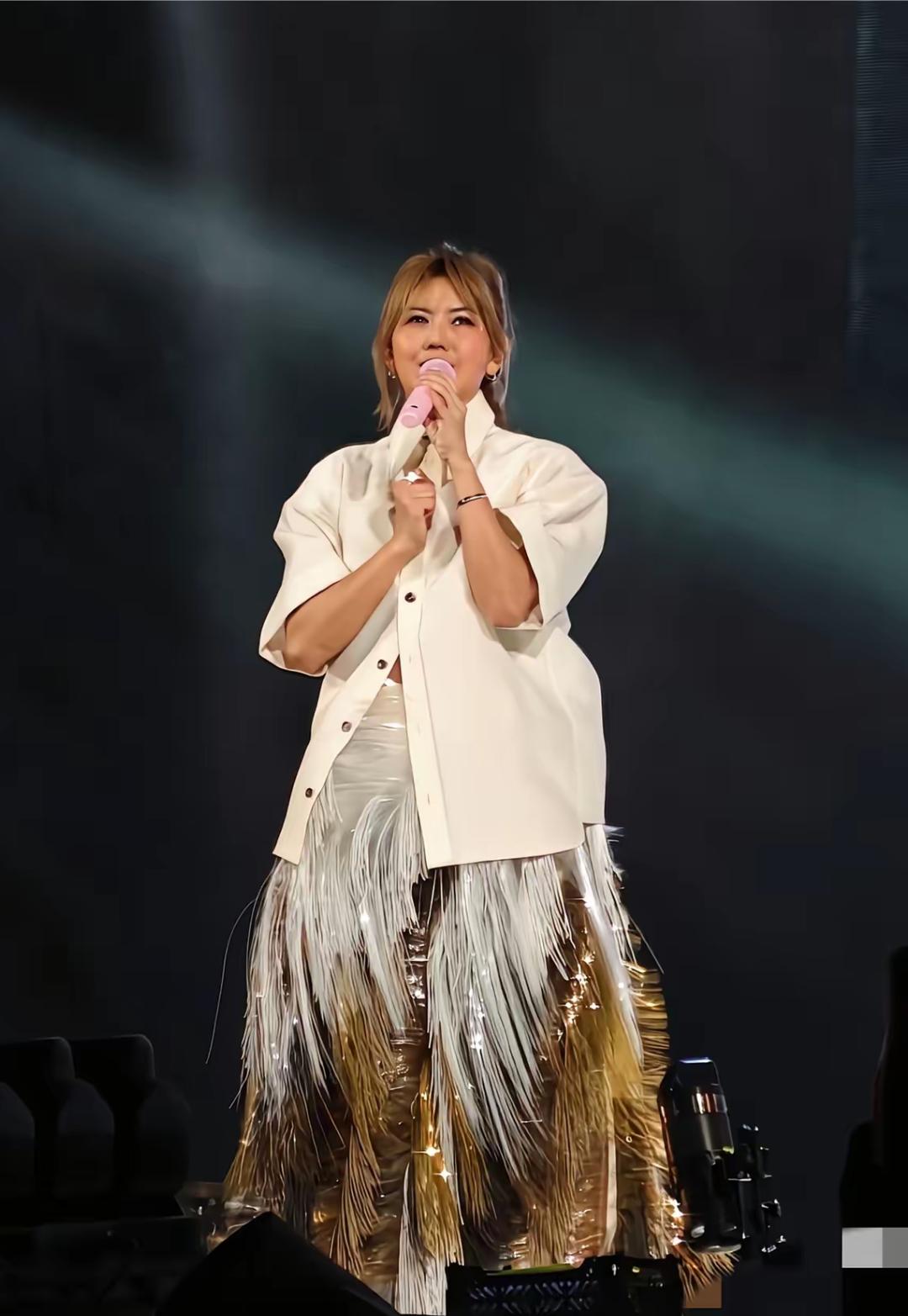 48岁的孙燕姿脸变圆润了，身材也发福了，不过还是挺好看的，老了就是有点肉才不会那