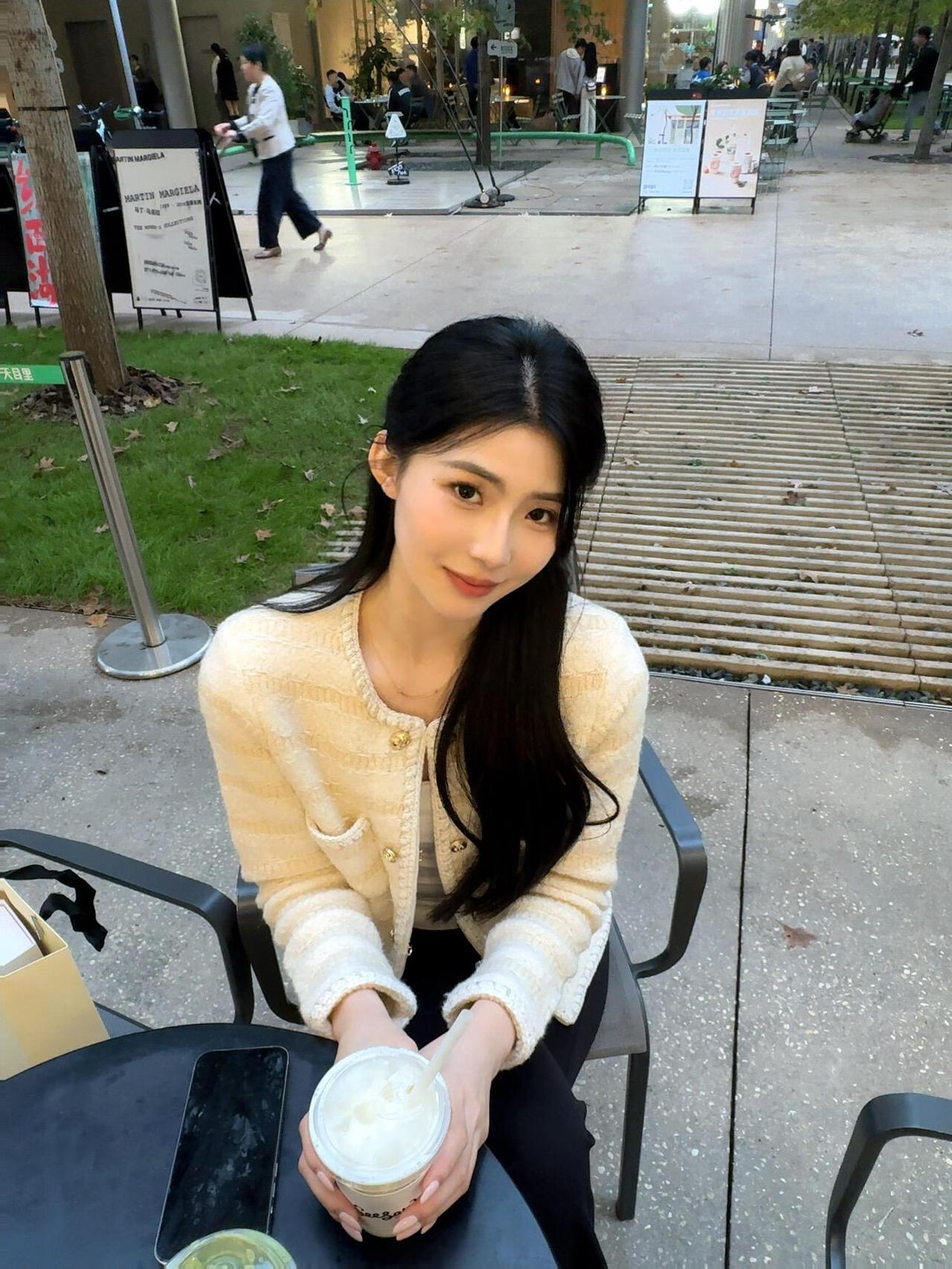 温柔的拍照姿势📷