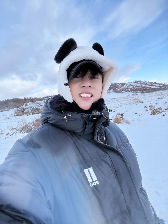 卓沅真的很喜欢下雪  卓沅熊猫头套 卓沅与雪的缘分，在他戴着熊猫头套在雪中的时光