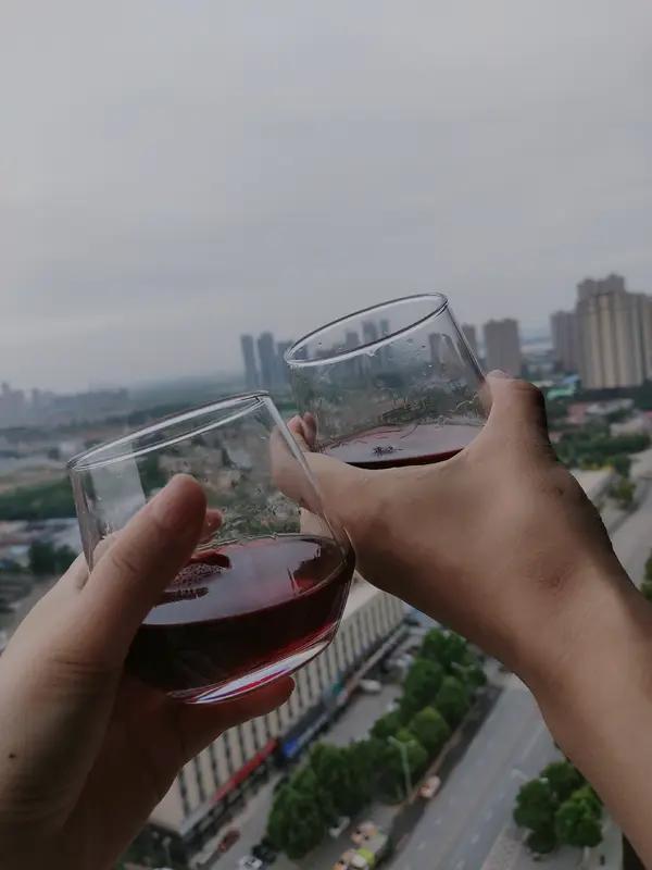 [强]
人生两杯酒，
快乐捧在手。
一杯敬自己，
幸福到永久。
一杯敬好友，
安
