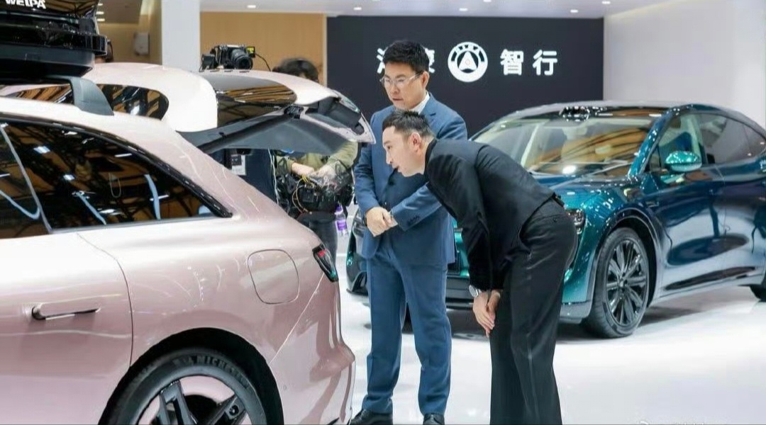 尼格买提在AWE有自己的龙虾尼格买提语音给指令，小艺全都安排，这算不算小🦞呢