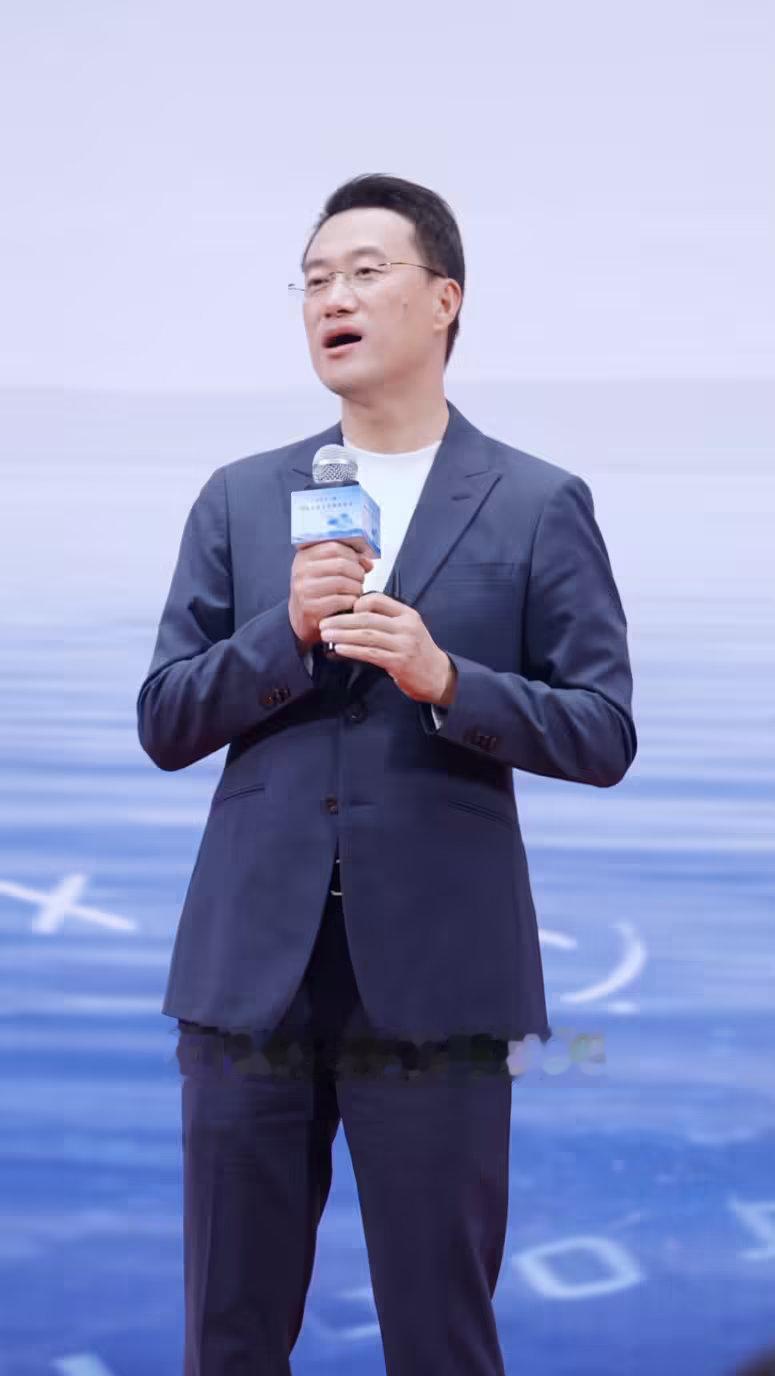 【何刚称被余承东一个电话拽来做手机】华为终端 BG CEO 何刚昨日发布视频，分