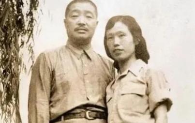 1969年，贺龙重病缠身，拉不出大便，十分痛苦，妻子薛明将肥皂水含在嘴里，借着氧