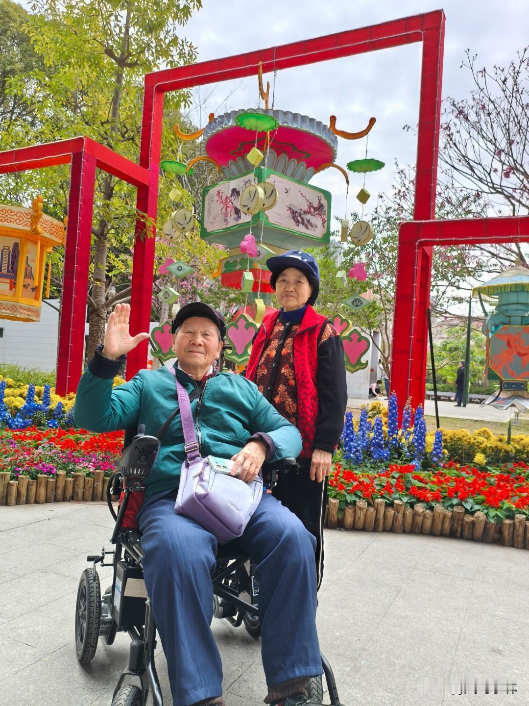 80多岁年老多病的独居父母有钱也不愿请保姆，做不动饭了，就想出了和小区里花工搭食