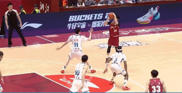 闫军老师这个判罚直接决定了比赛走向，本来是宁波球权吧，但是通过回看给了浙江稠州球