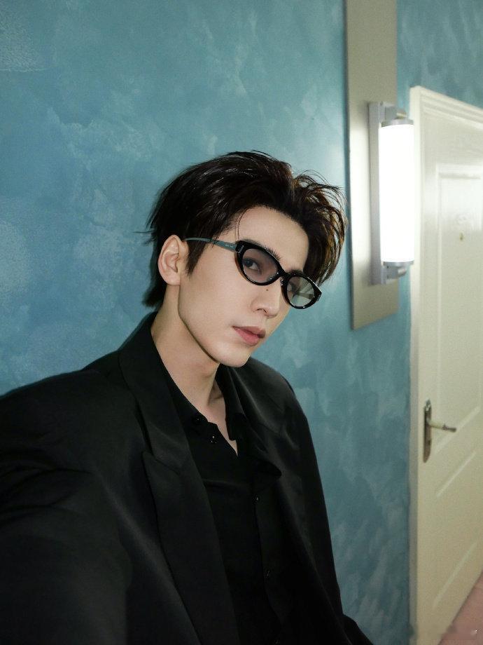 张凌赫墨镜AI建模感张凌赫银框墨镜 脸型、五官、气质全都精准踩在审美上，一副银框