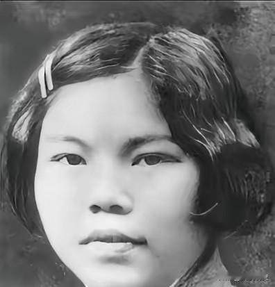 1943年，1女战士被捕。谁知，就在敌人用烙铁烫她的胸脯时，早已满身大汗的女战士