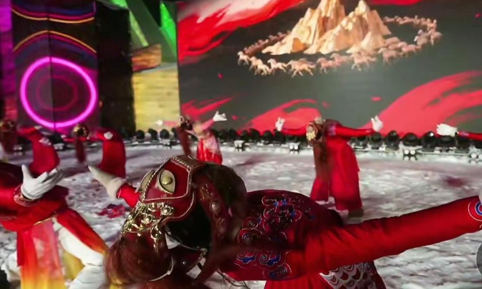 哈尔滨下雪了，昨天晚上的雪❄️格外的耀眼，尤其是冰雪大世界的雪，加上舞蹈演员的身