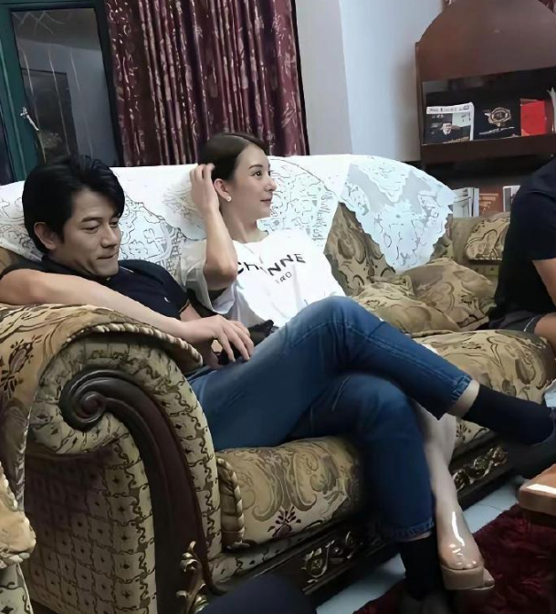 方媛晒一家五口合照为郭富城庆生 三女儿首度出镜，一家五口正式同框方媛深夜更新动态