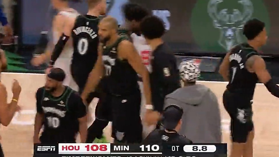 这什么剧情啊！火箭先打13-0开始加时赛，然后森林狼回了一个15-0，反超了 