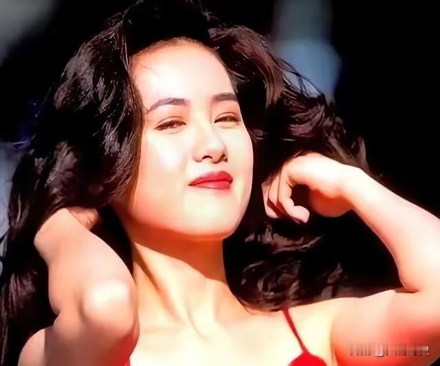 1996年，赚的盆满钵满马上就要结婚的李丽珍，因为禁不住王晶高达400万片酬的诱