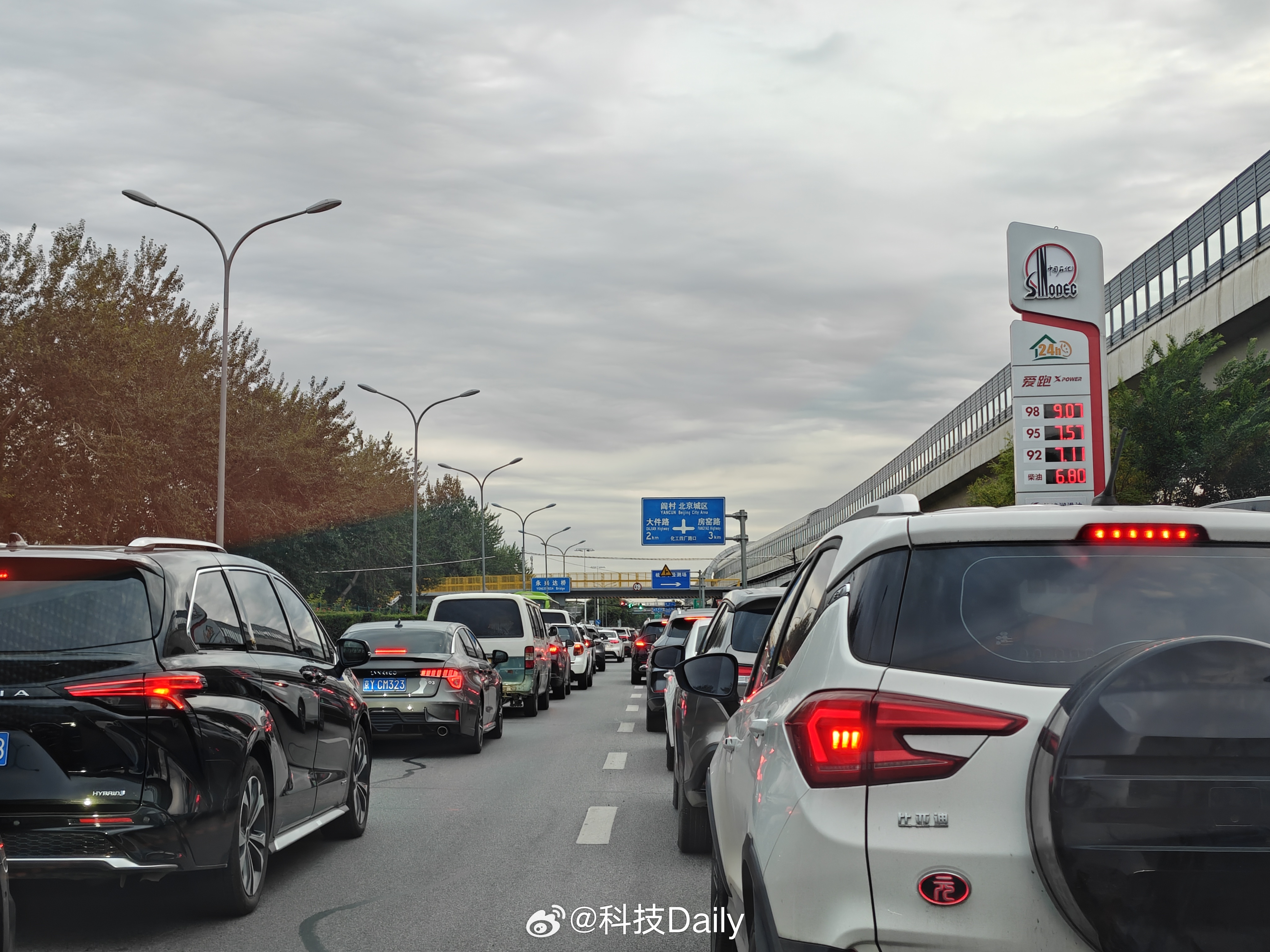 油车起步太慢了，红绿灯极大的影响力通勤效率。[允悲]这点就不如新能源反应快。 ​