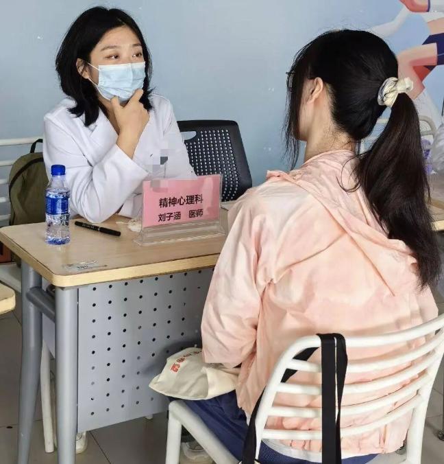 31岁医学女博士刘子涵，以前是三甲医院精神科医生。现在扎根珠海，白天跑外卖，晚上